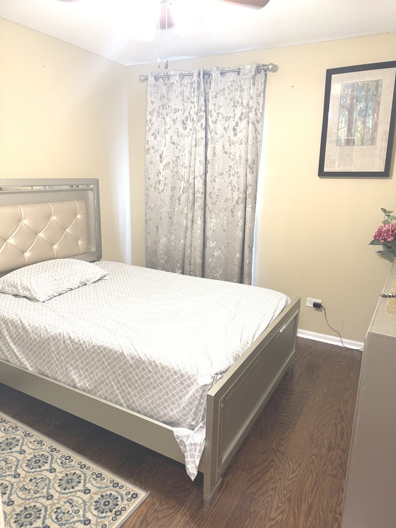 1 CHAUCER Lane #B, Streamwood, IL 60107