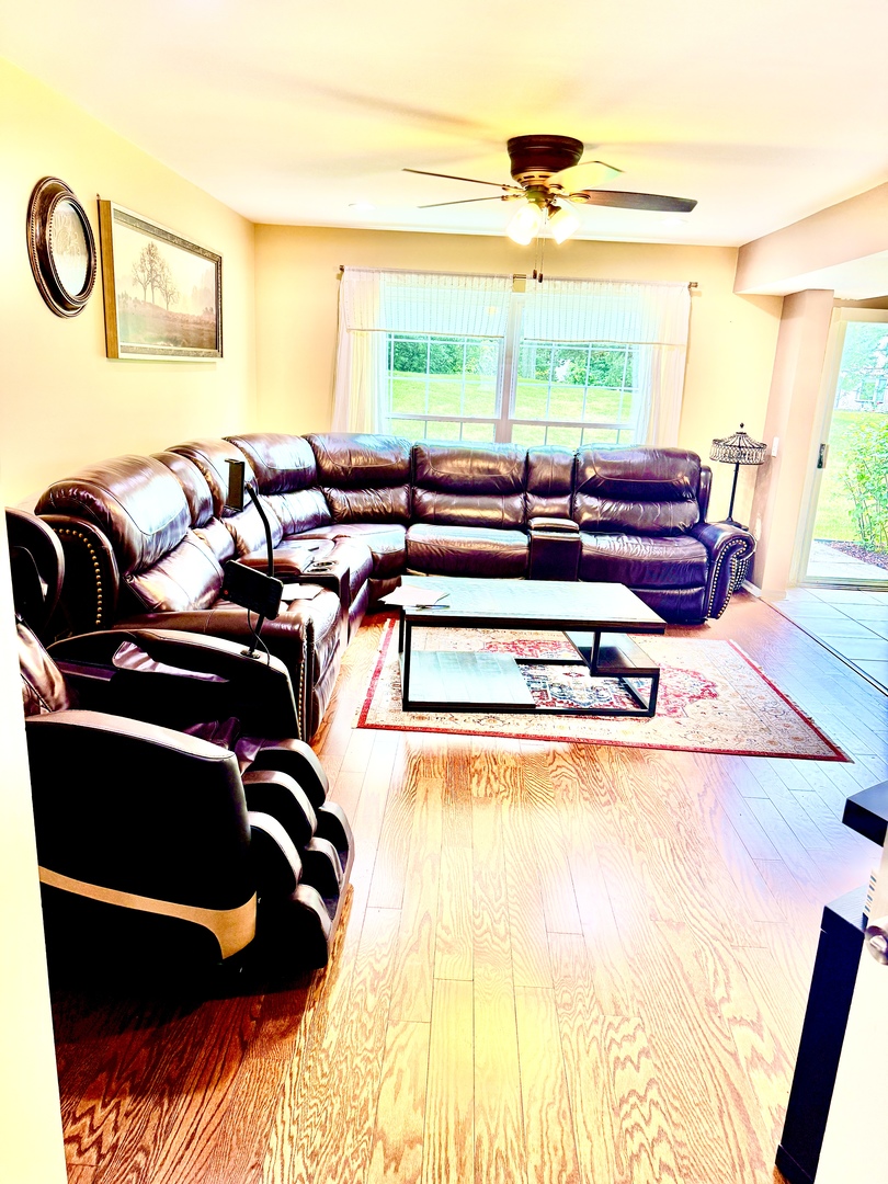 1 CHAUCER Lane #B, Streamwood, IL 60107