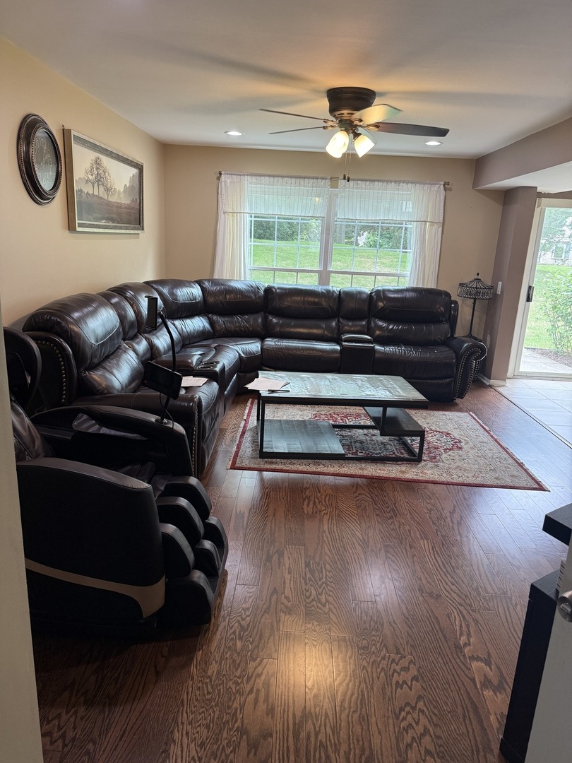 1 CHAUCER Lane #B, Streamwood, IL 60107