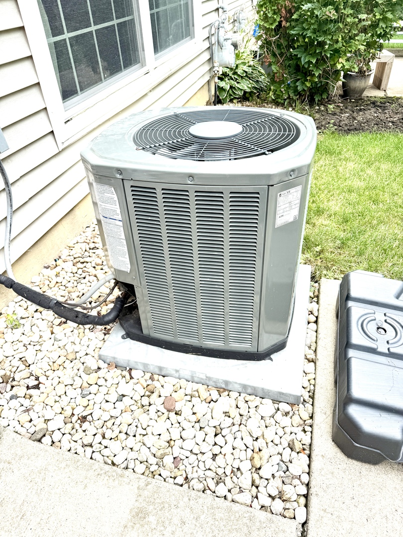 1 CHAUCER Lane #B, Streamwood, IL 60107