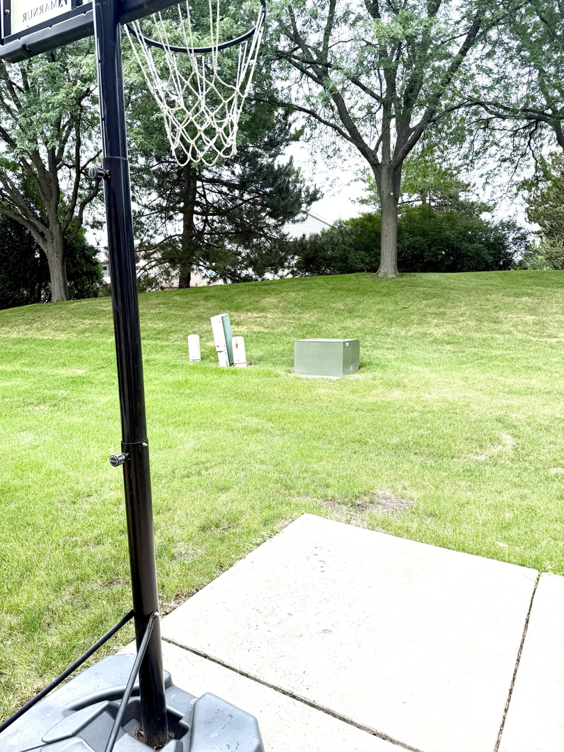 1 CHAUCER Lane #B, Streamwood, IL 60107