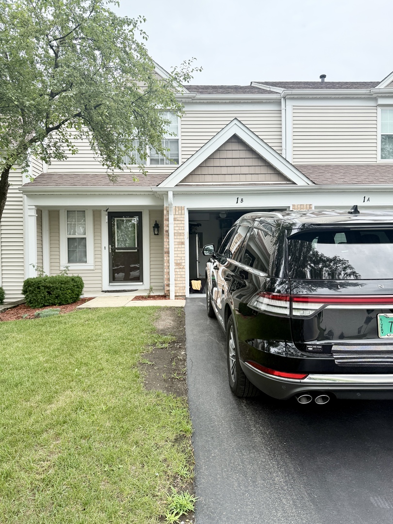 1 CHAUCER Lane #B, Streamwood, IL 60107