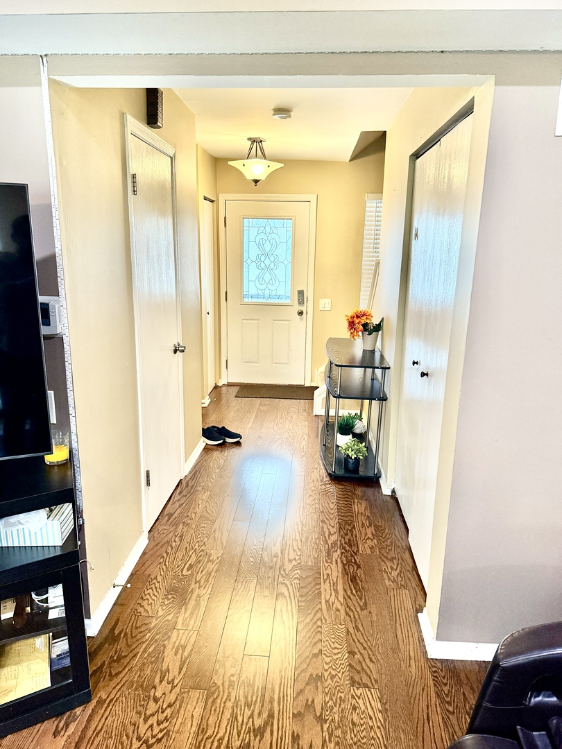 1 CHAUCER Lane #B, Streamwood, IL 60107