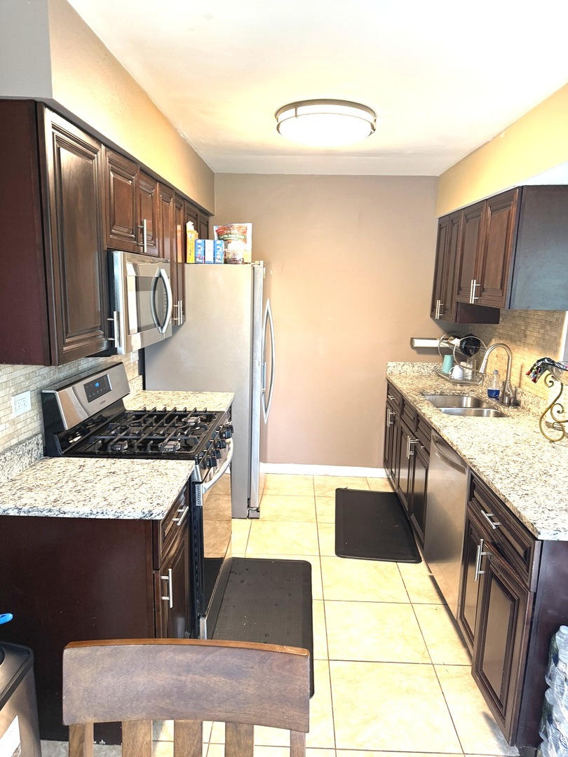 1 CHAUCER Lane #B, Streamwood, IL 60107