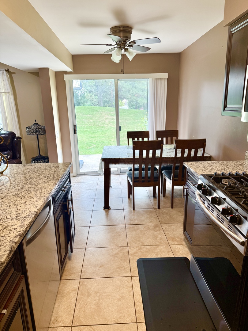 1 CHAUCER Lane #B, Streamwood, IL 60107