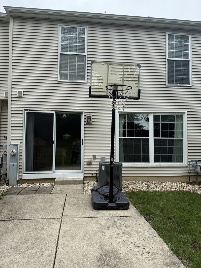 1 CHAUCER Lane #B, Streamwood, IL 60107