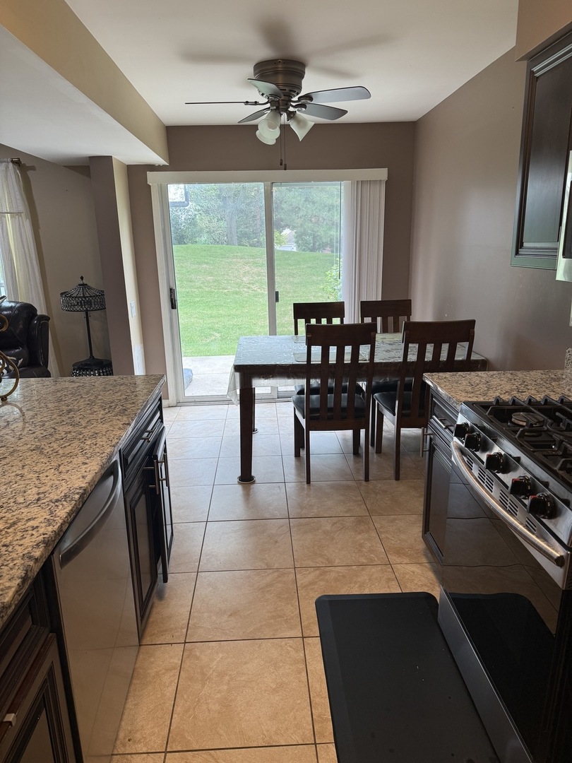 1 CHAUCER Lane #B, Streamwood, IL 60107
