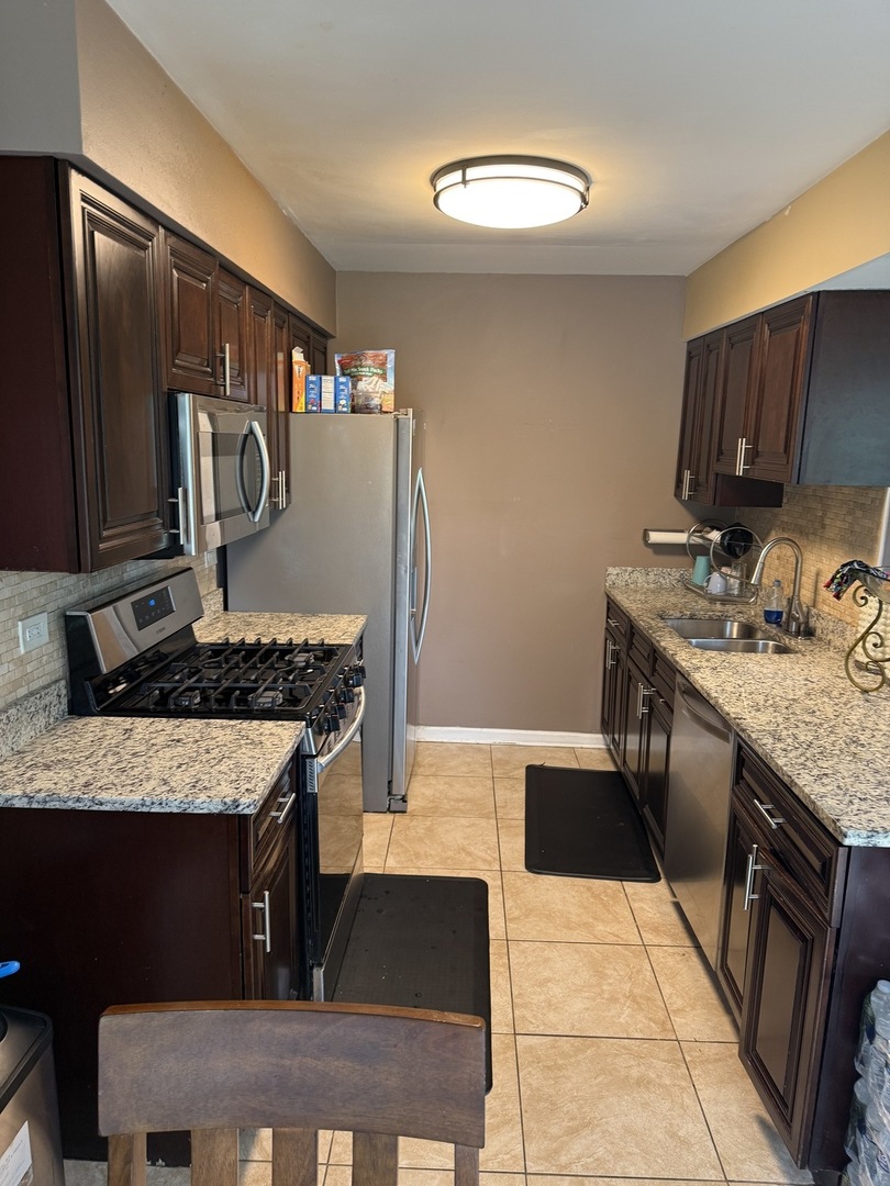 1 CHAUCER Lane #B, Streamwood, IL 60107