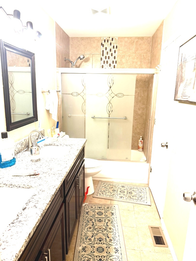 1 CHAUCER Lane #B, Streamwood, IL 60107