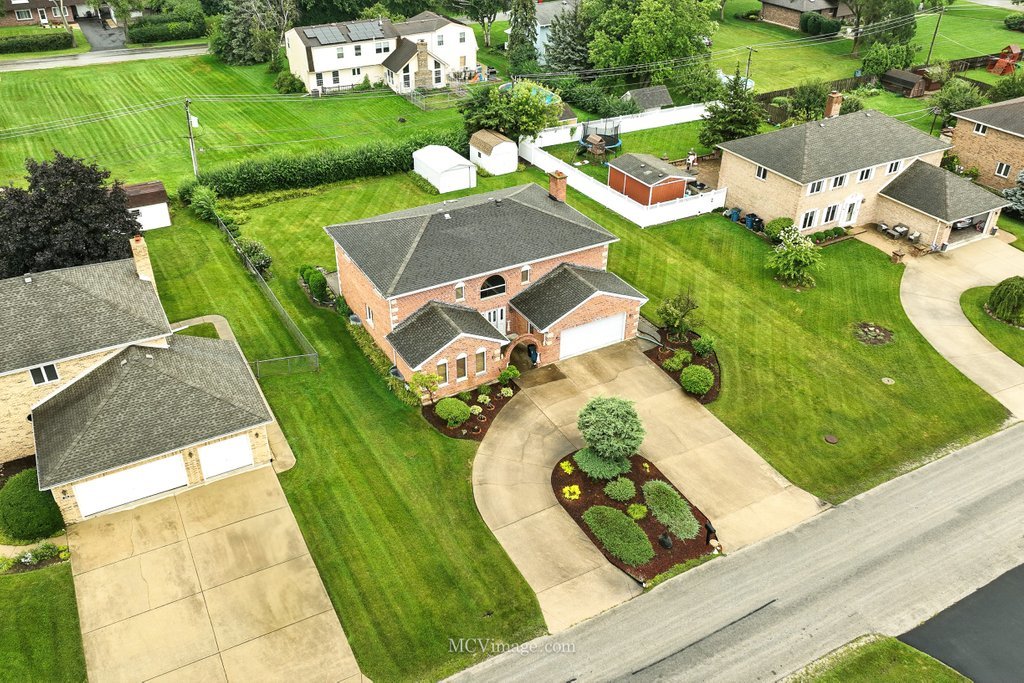725 N 8th Avenue, Addison, IL 60101