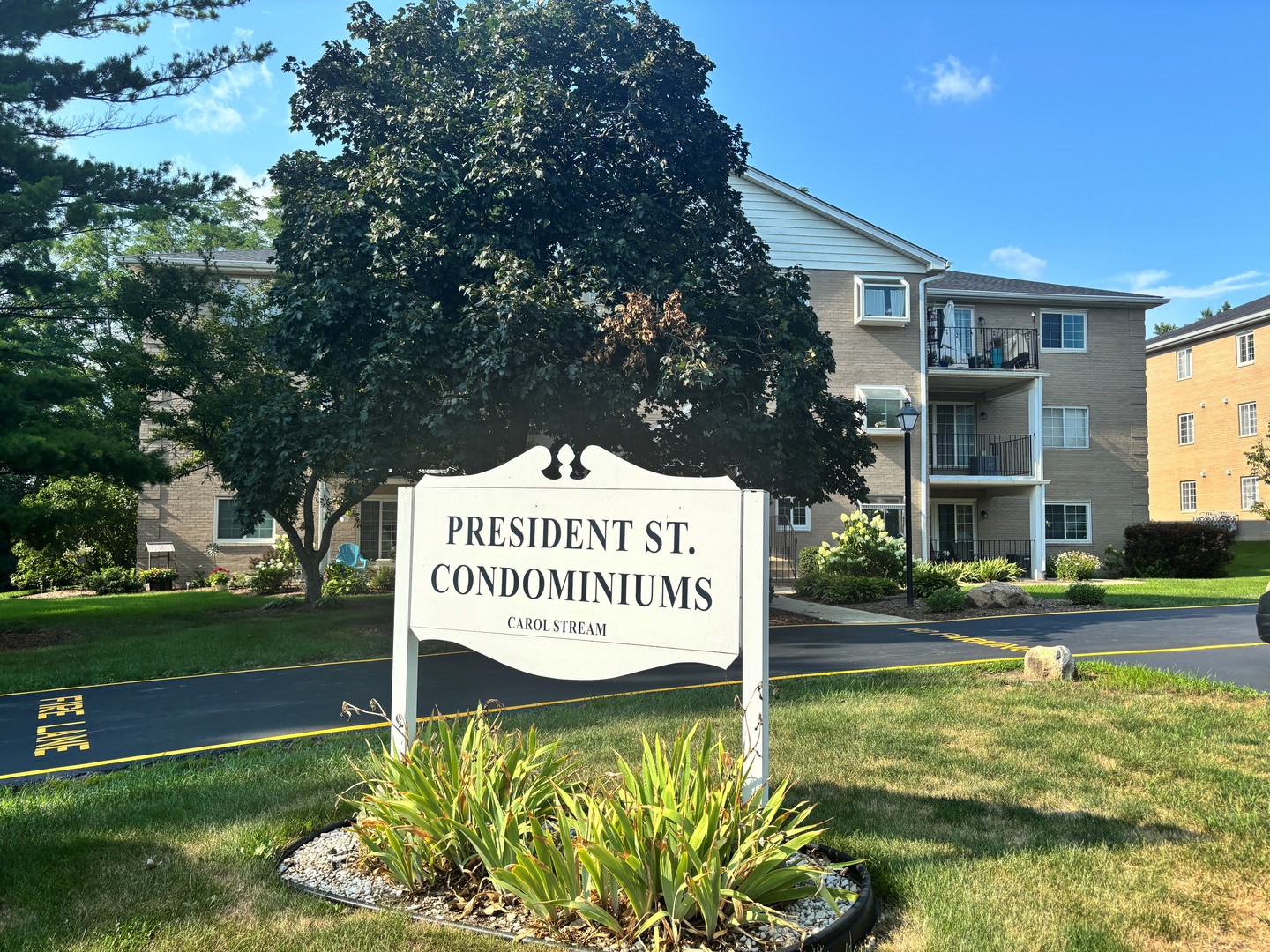 462 S President Street #304, Carol Stream, IL 60188