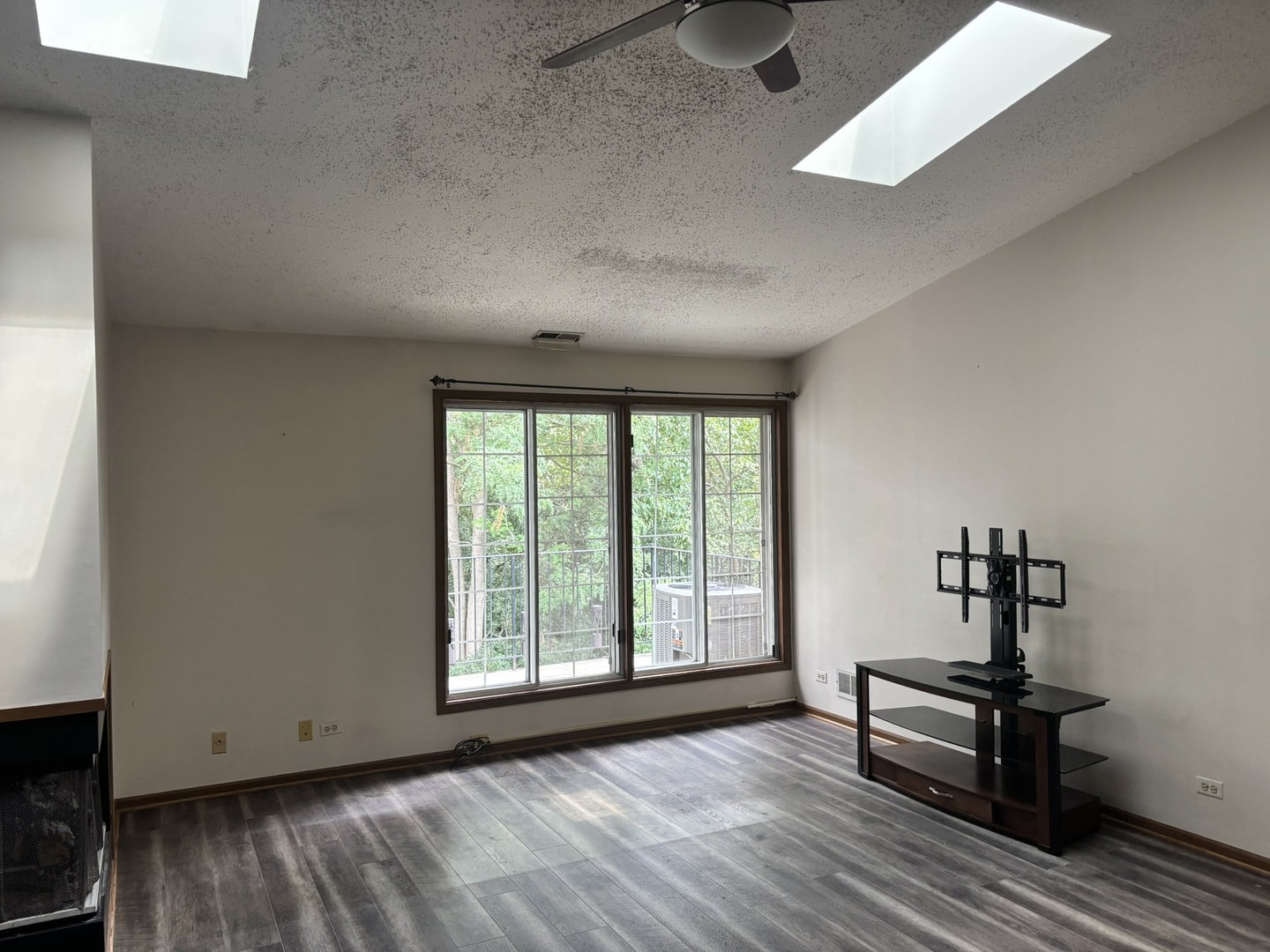 462 S President Street #304, Carol Stream, IL 60188