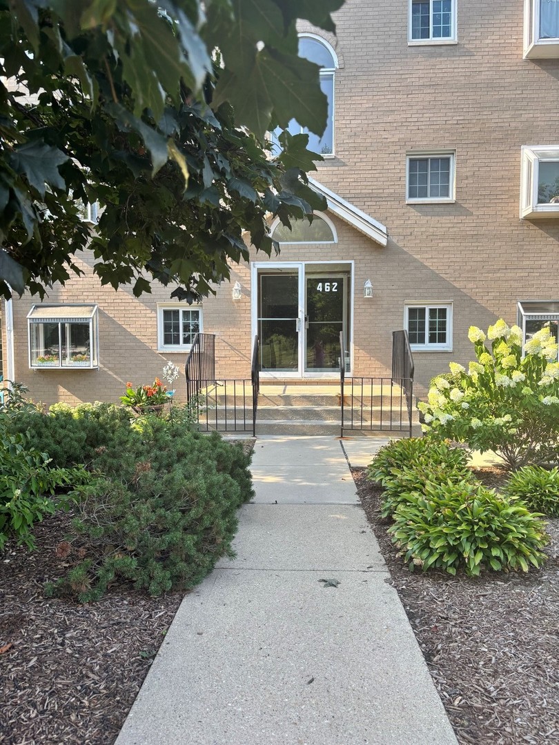 462 S President Street #304, Carol Stream, IL 60188