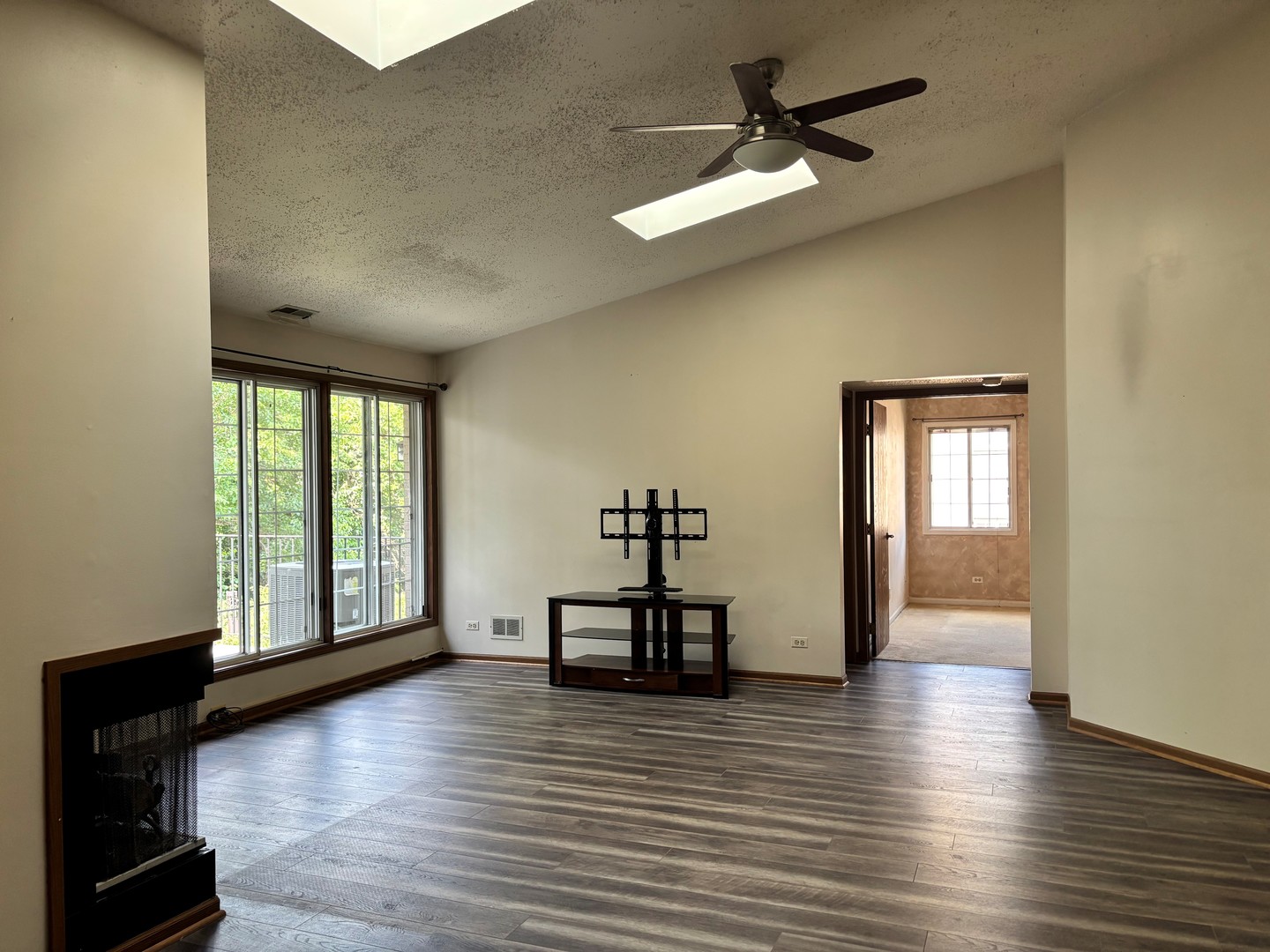 462 S President Street #304, Carol Stream, IL 60188