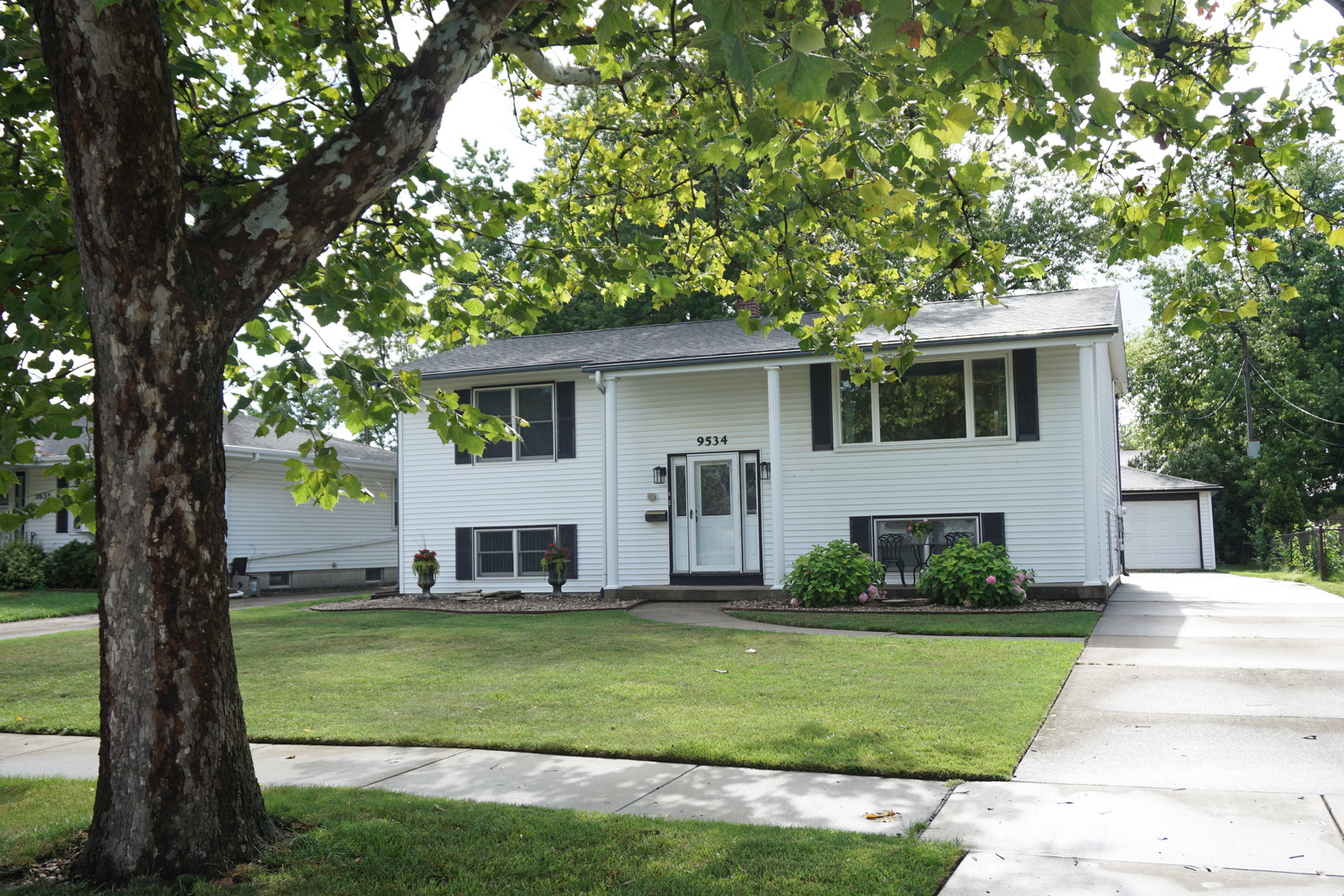 9534 Cypress Avenue, Munster, IN 46321