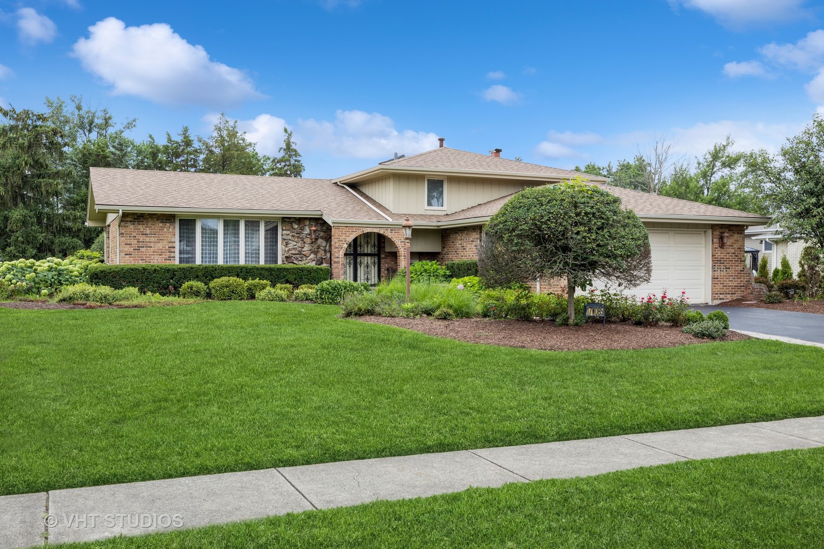 17W085 Elm Court, Willowbrook, IL 60527