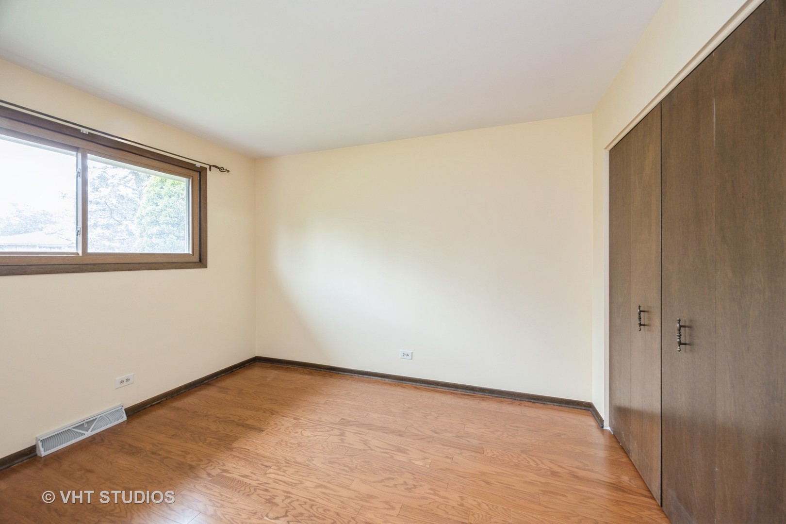 17W085 Elm Court, Willowbrook, IL 60527