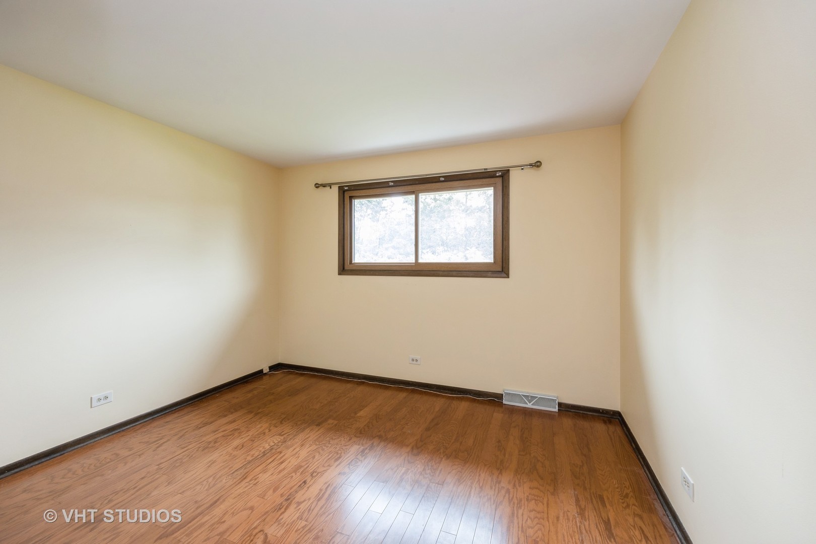 17W085 Elm Court, Willowbrook, IL 60527