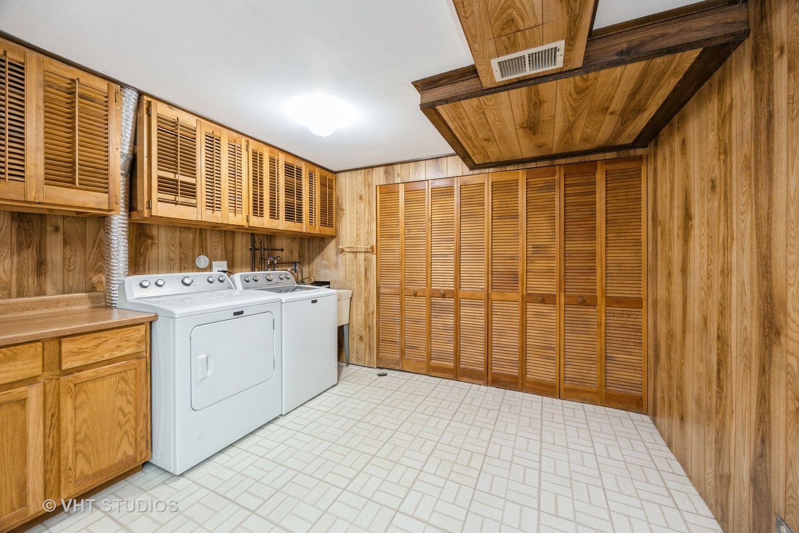 17W085 Elm Court, Willowbrook, IL 60527