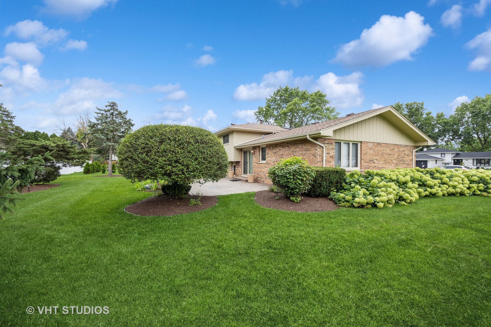 17W085 Elm Court, Willowbrook, IL 60527