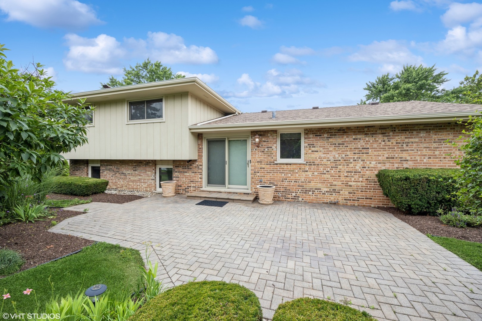 17W085 Elm Court, Willowbrook, IL 60527