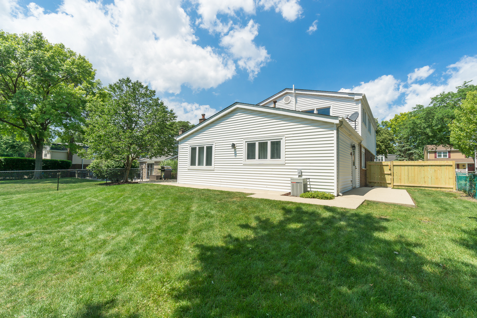 1107 W White Oak Street, Arlington Heights, IL 60005