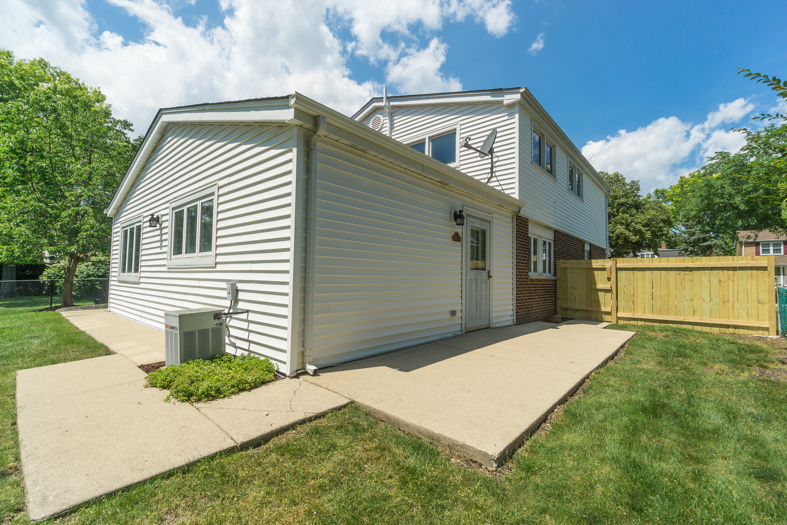 1107 W White Oak Street, Arlington Heights, IL 60005
