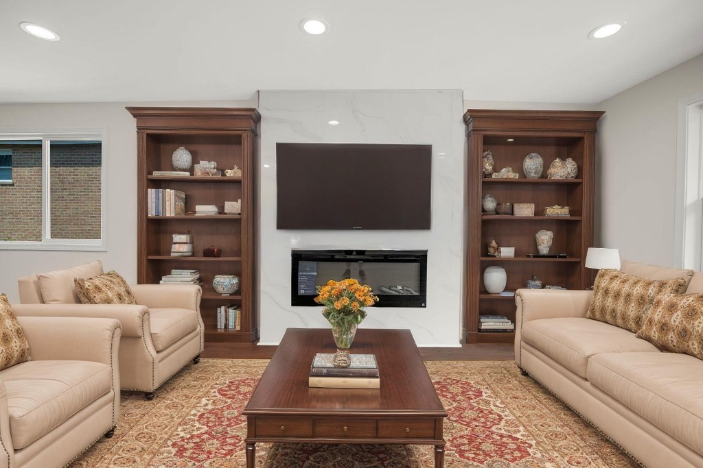 9756 S Eggleston Avenue, Chicago, IL 60628
