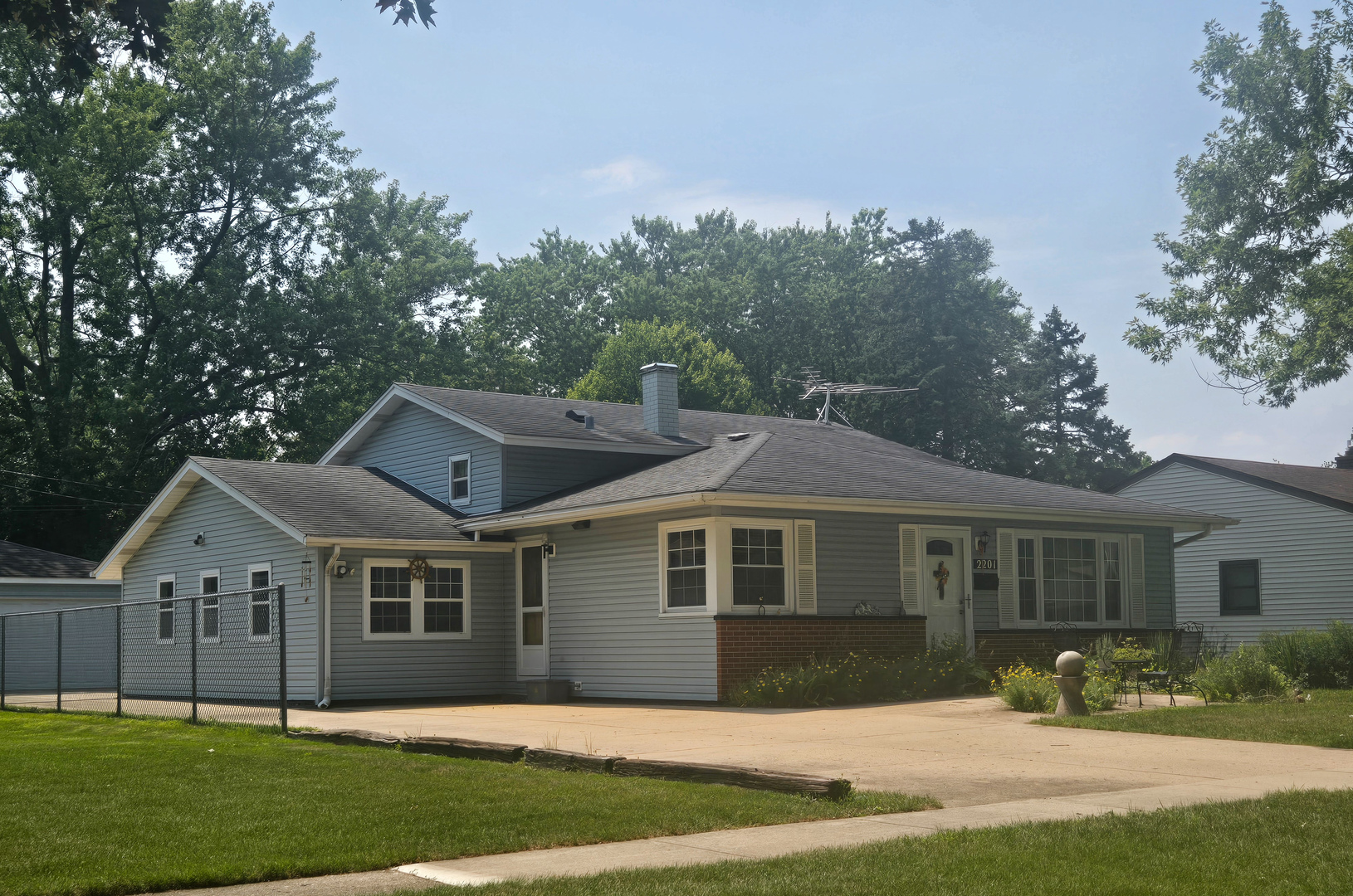 2201 Kingfisher Lane, Rolling Meadows, IL 60008