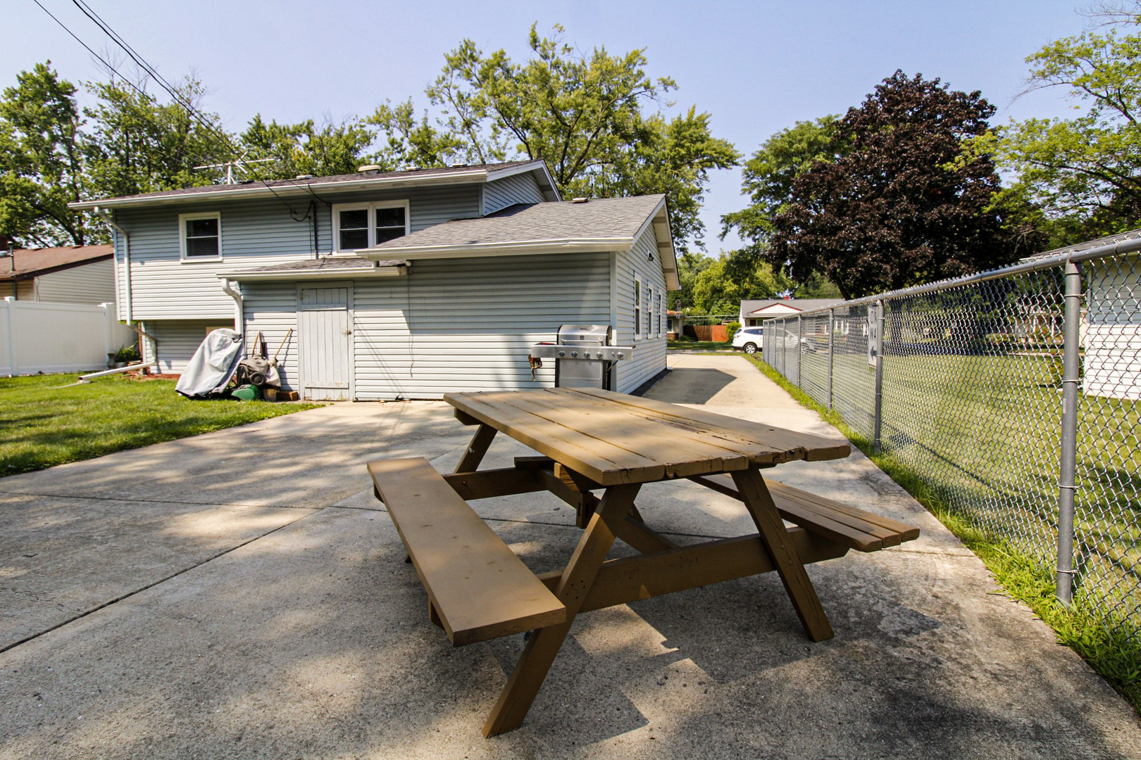 2201 Kingfisher Lane, Rolling Meadows, IL 60008