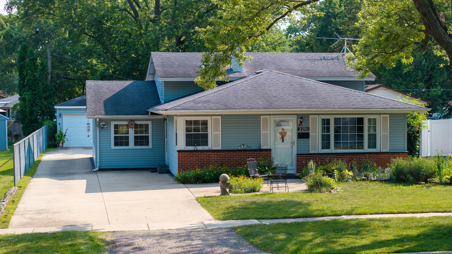 2201 Kingfisher Lane, Rolling Meadows, IL 60008