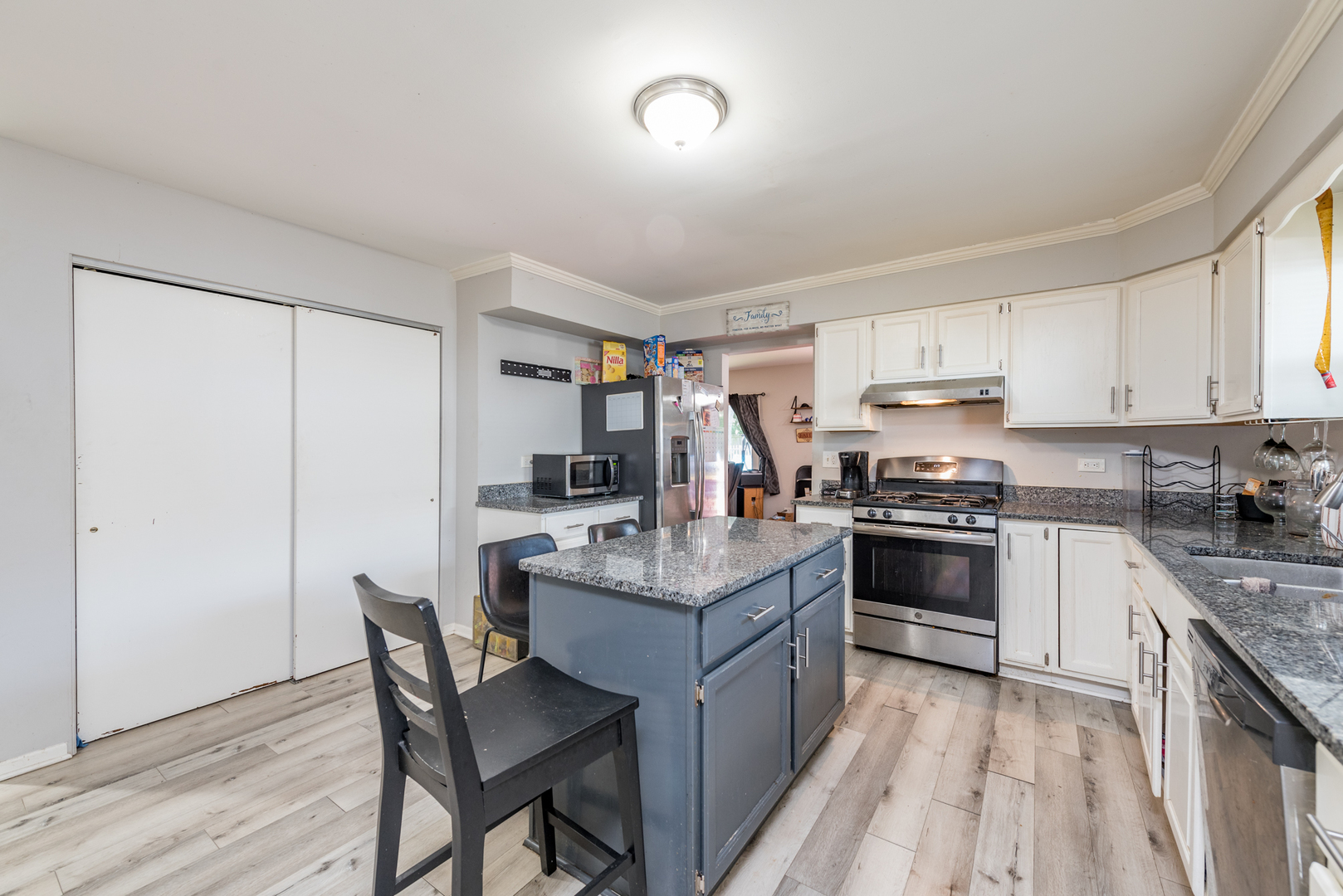 1810 THOMPSON Avenue, Zion, IL 60099