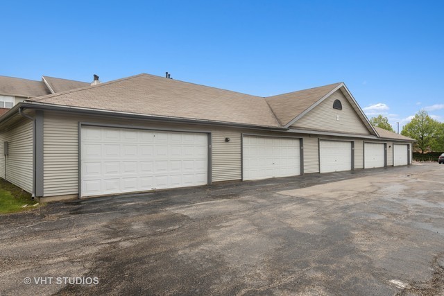 33 Kensington Circle #201, Wheaton, IL 60189