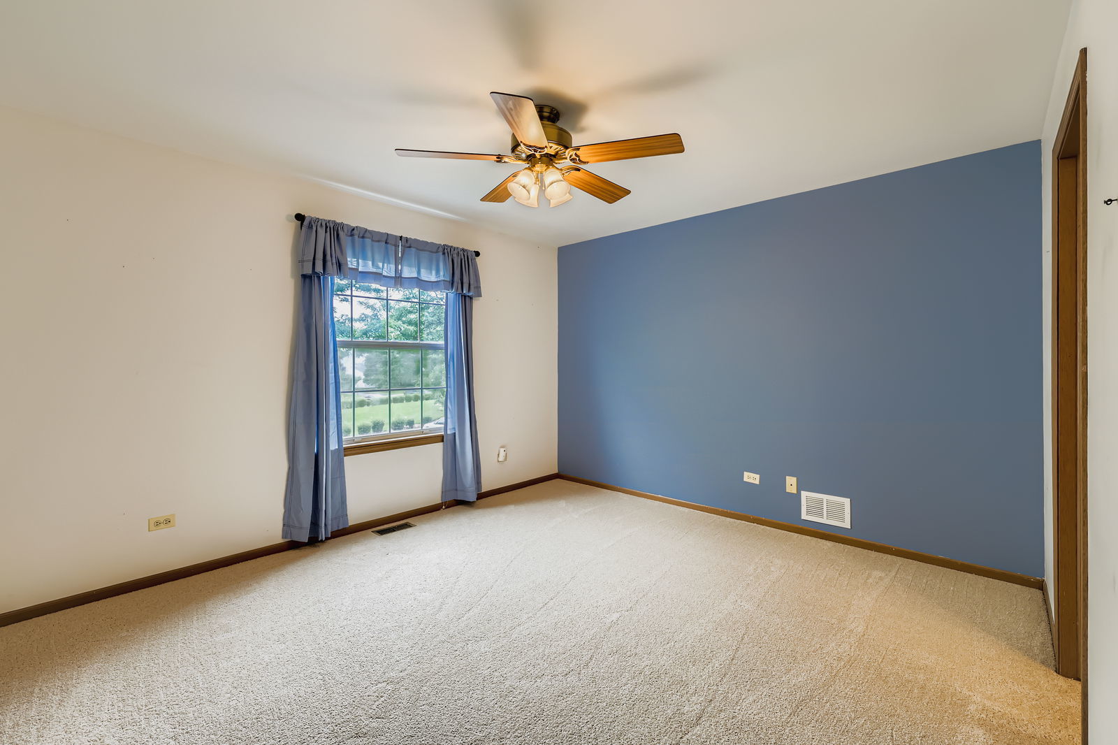 505 Newbury Drive, Island Lake, IL 60042