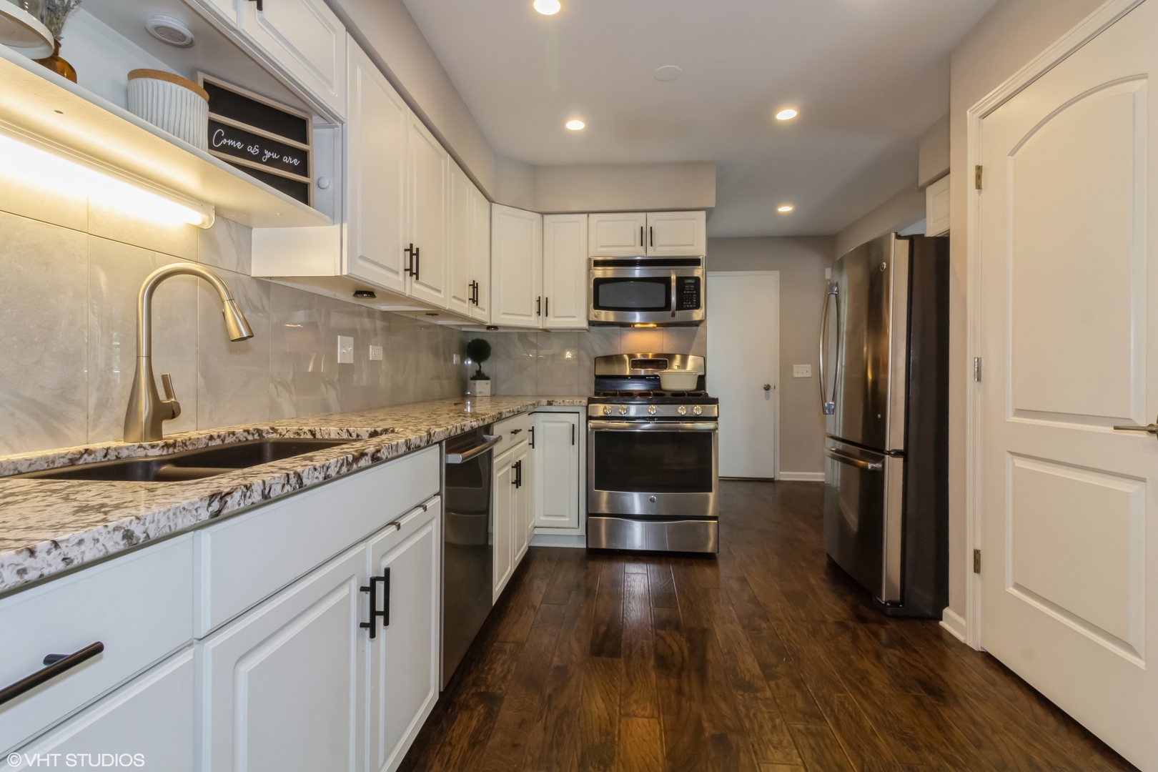 1401 Queensgreen Circle, Naperville, IL 60563