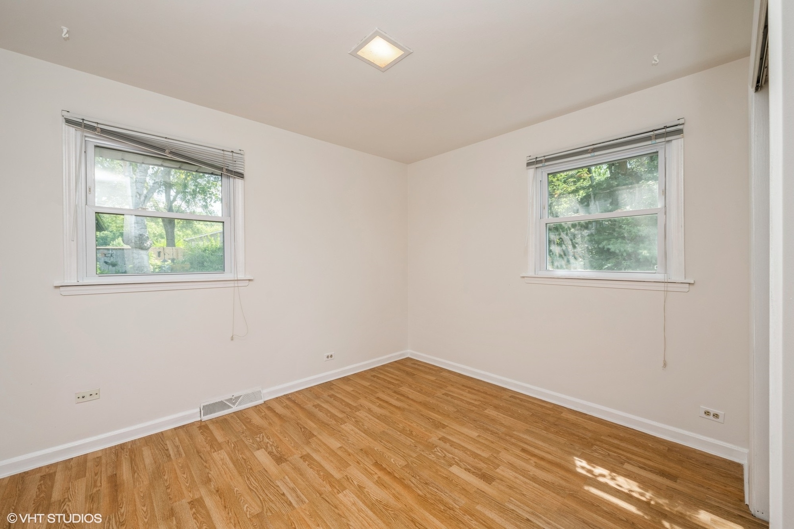 947 Ridgeland Avenue, Mundelein, IL 60060