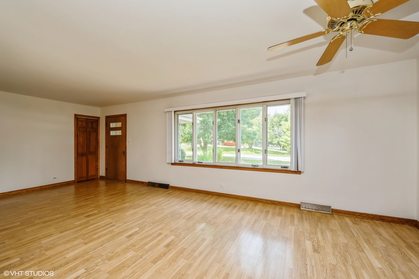 947 Ridgeland Avenue, Mundelein, IL 60060