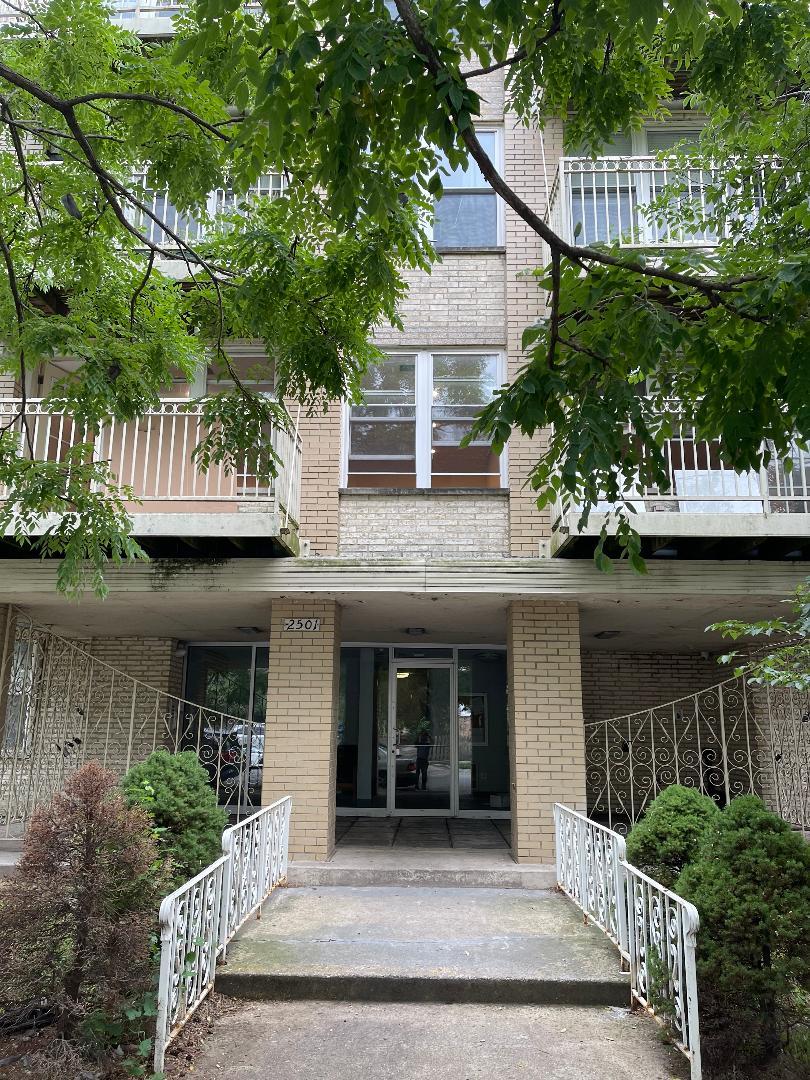 2501 W Touhy Avenue #102, Chicago, IL 60645