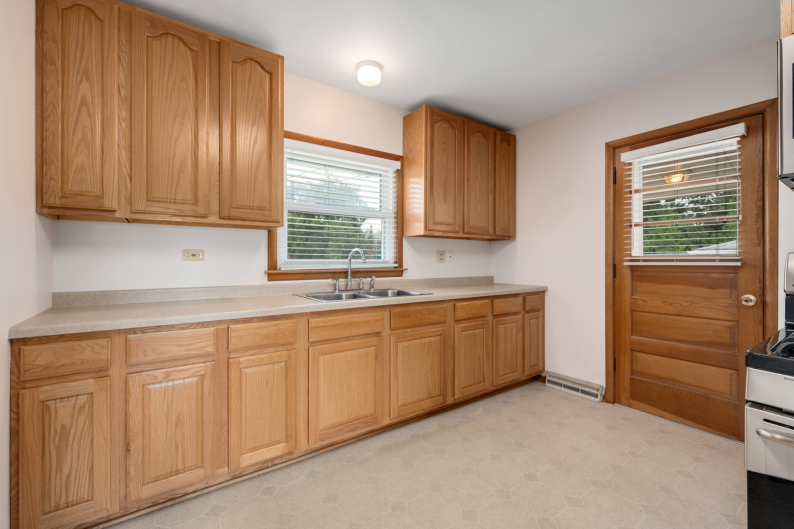 110 Holly Avenue, Darien, IL 60561