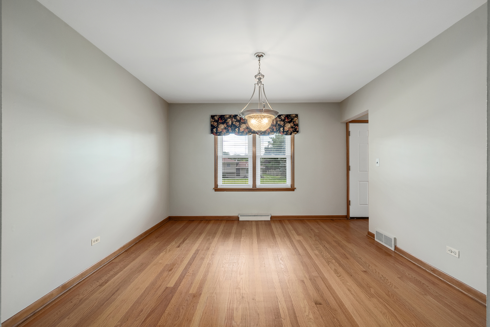 110 Holly Avenue, Darien, IL 60561