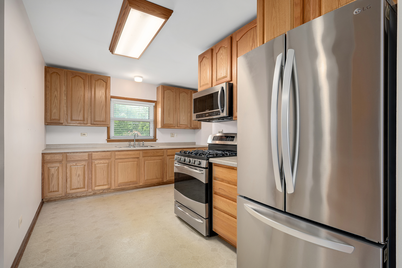 110 Holly Avenue, Darien, IL 60561