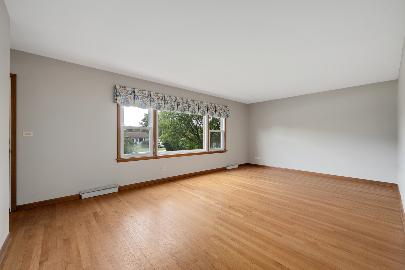 110 Holly Avenue, Darien, IL 60561