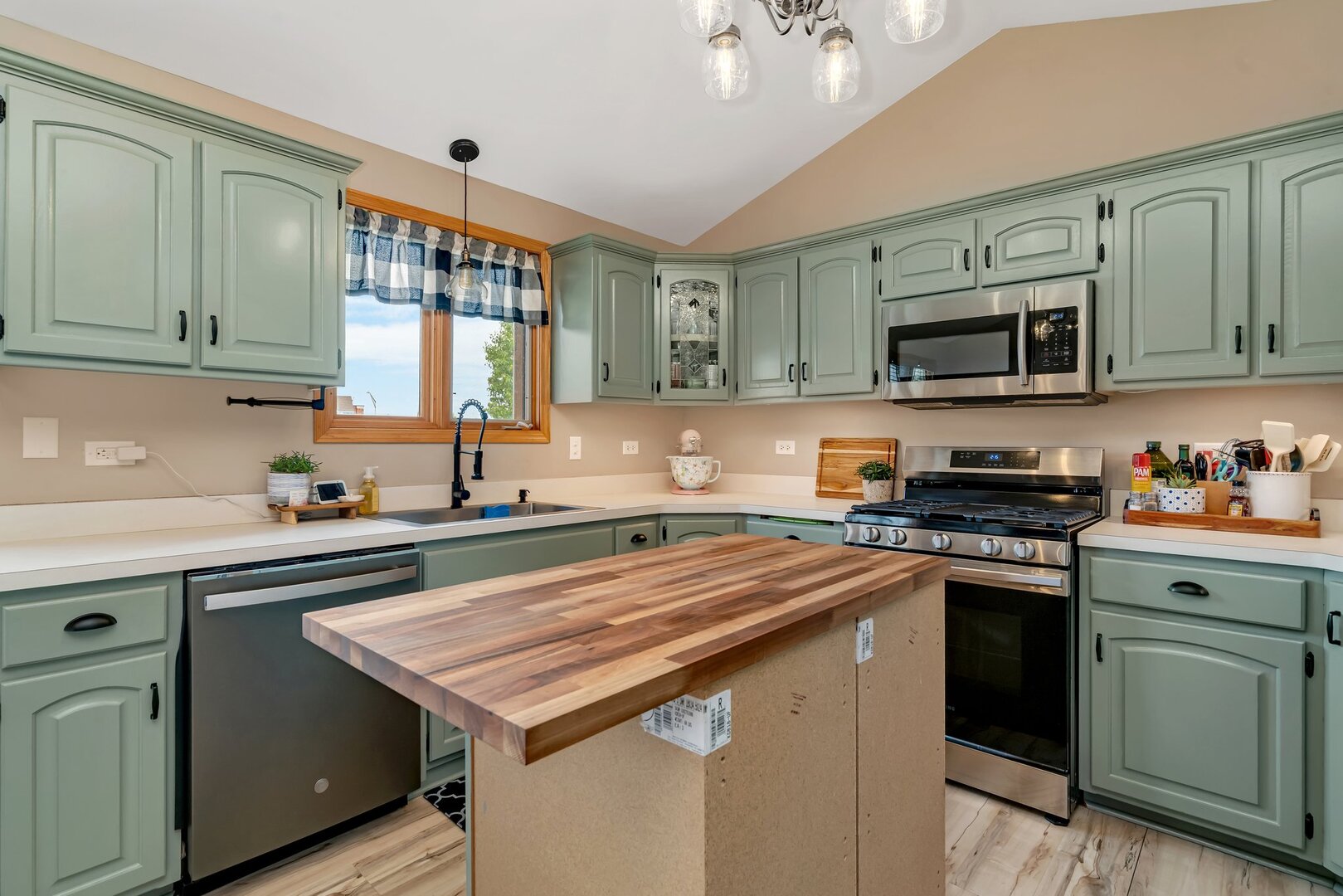 806 Feeney Drive, Minooka, IL 60447