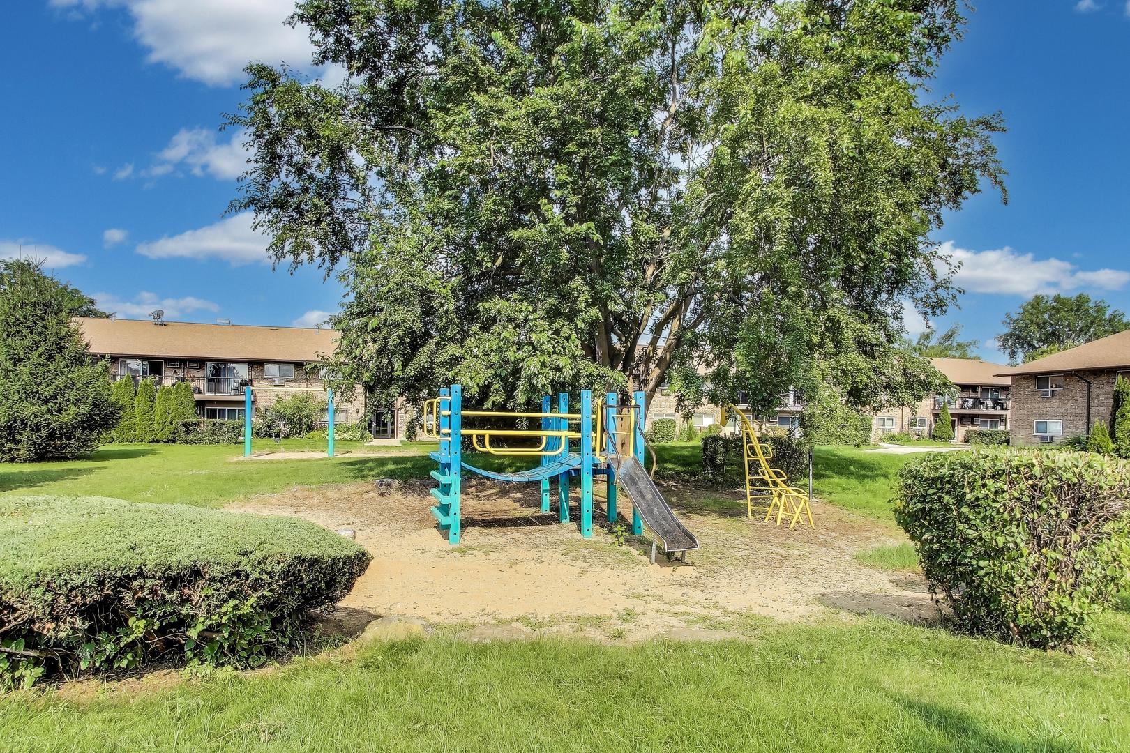 818 E Old Willow Road #101, Prospect Heights, IL 60070