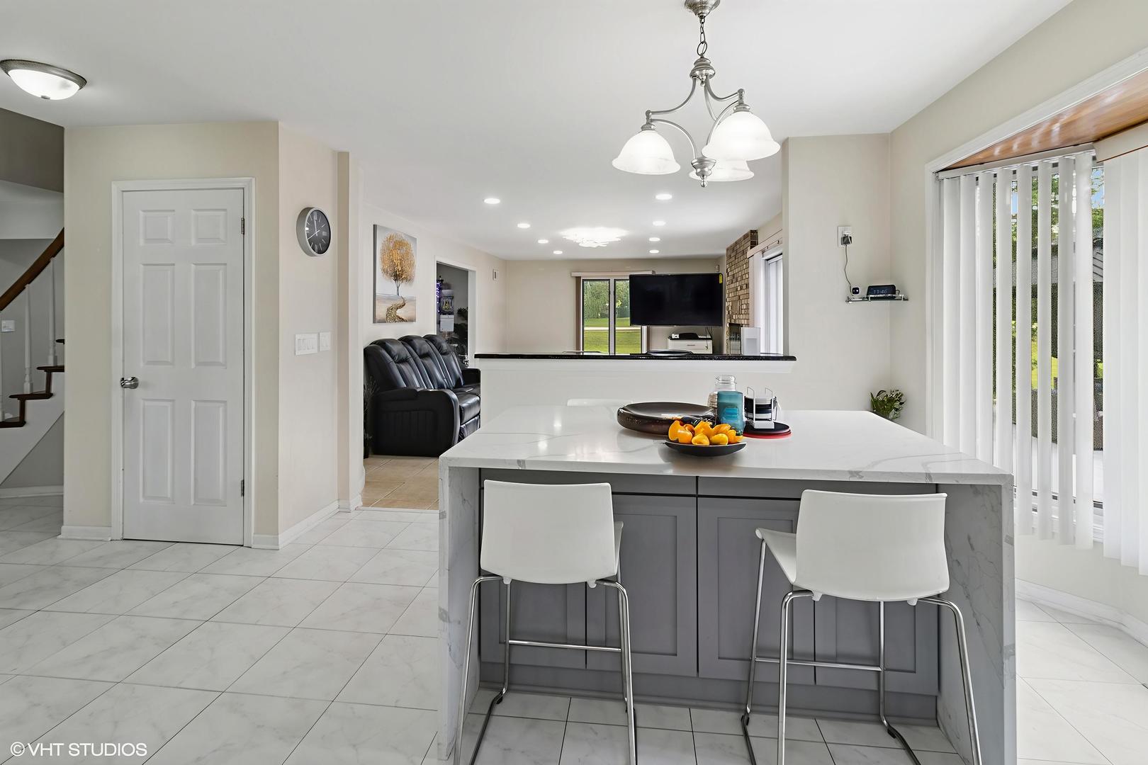 601 S Saint Cecilia Drive, Mount Prospect, IL 60056