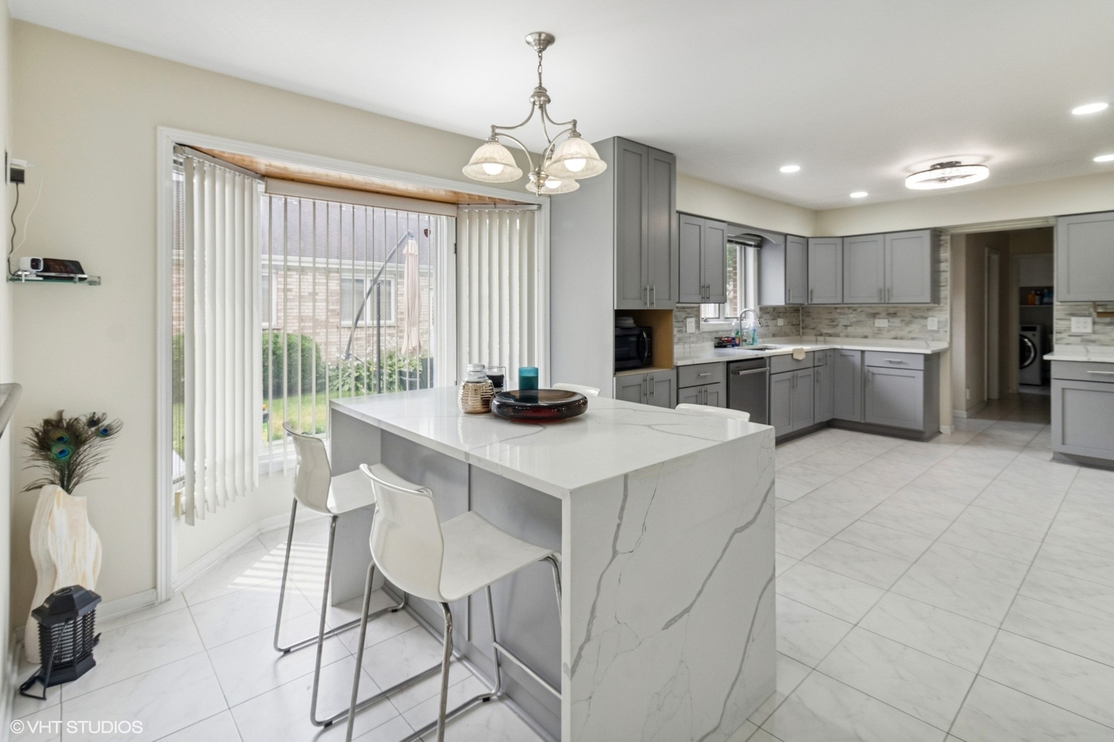 601 S Saint Cecilia Drive, Mount Prospect, IL 60056