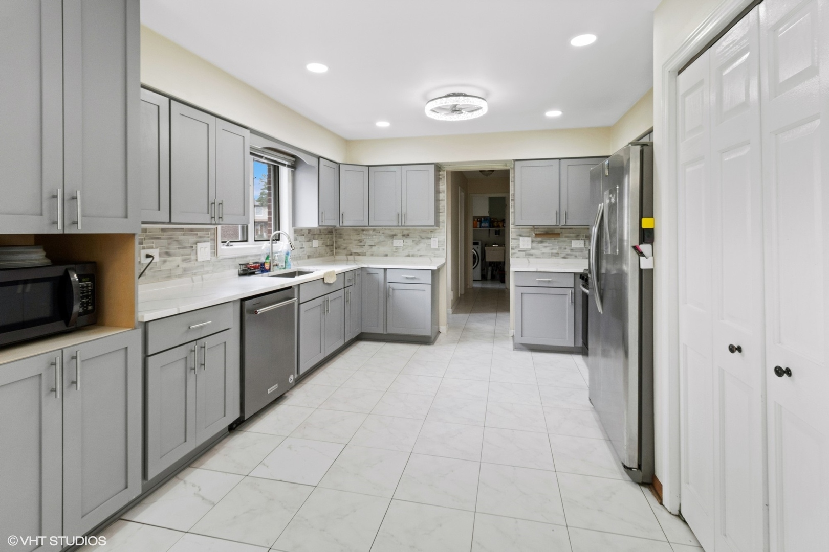 601 S Saint Cecilia Drive, Mount Prospect, IL 60056