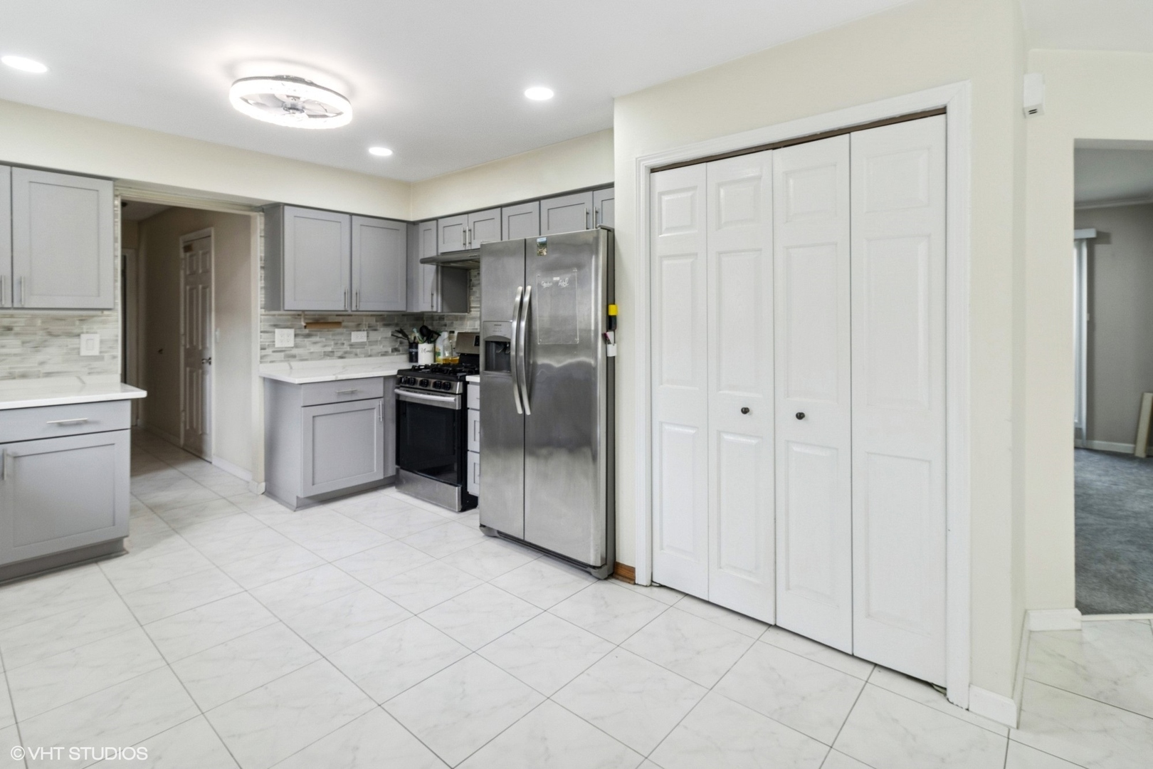 601 S Saint Cecilia Drive, Mount Prospect, IL 60056