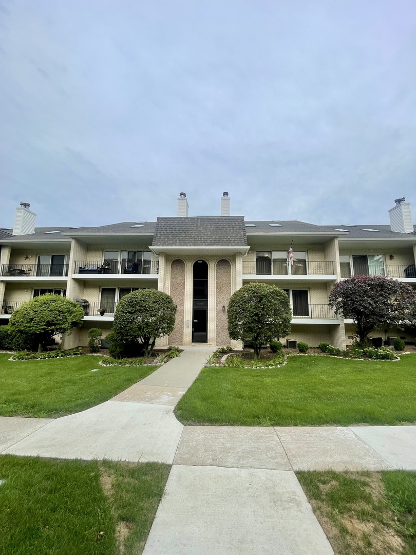 9026 Del Prado Drive #2N, Palos Hills, IL 60465