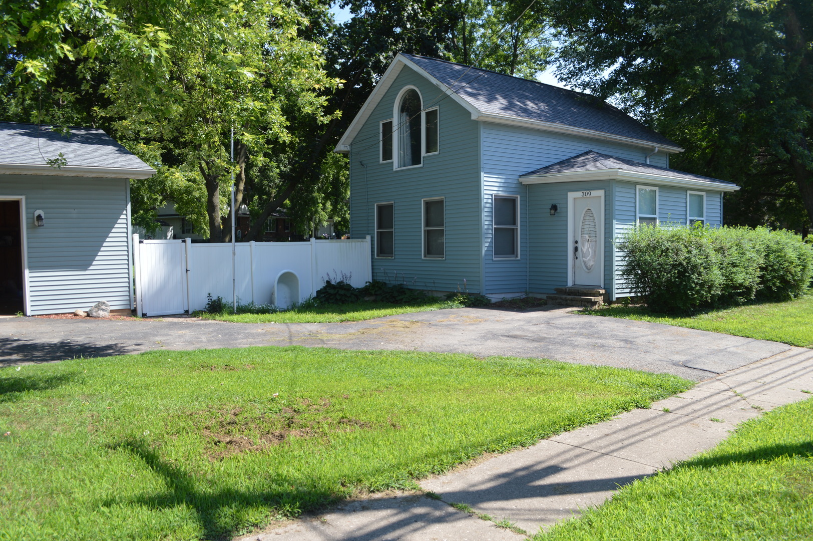 309 S Main Street, Walnut, IL 61376